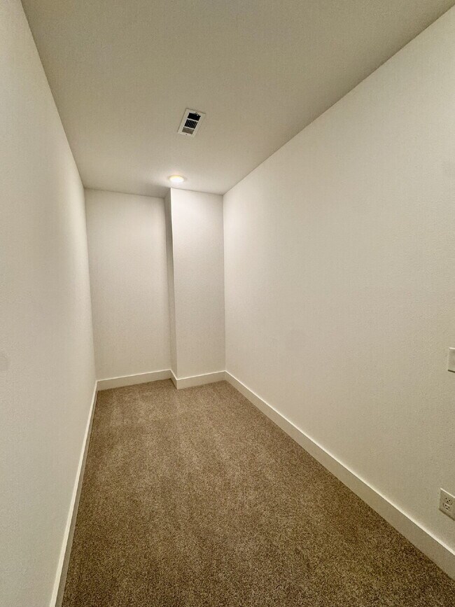 Building Photo - 8881 Williams Rd