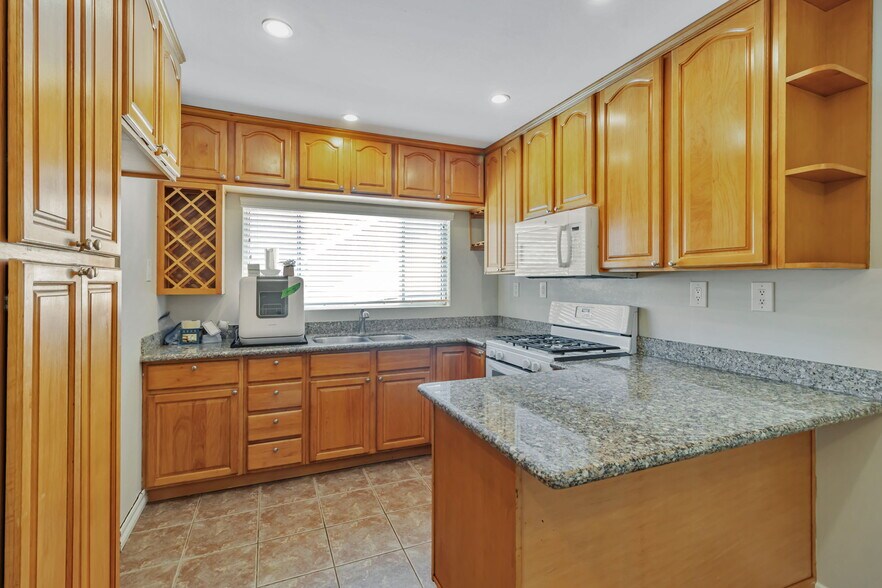 Building Photo - 4431 Penniman Ave