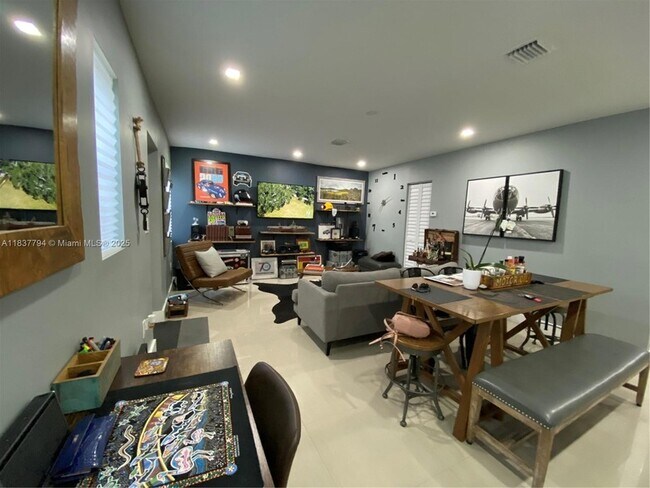 Building Photo - 15405 Miami Lakeway N