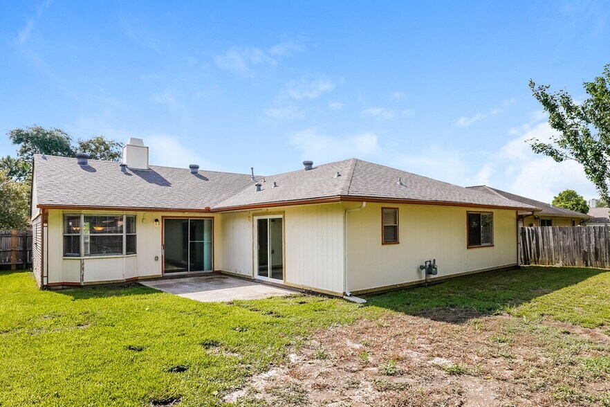 Building Photo - 12011 Pecan Meadow Dr