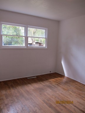 Building Photo - Spacious - lovely home in great location!