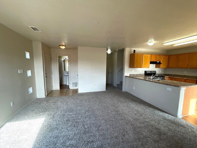 Building Photo - Two story 3 bedroom!