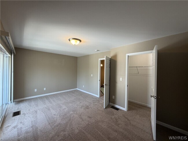 Building Photo - 723 Robin Rd