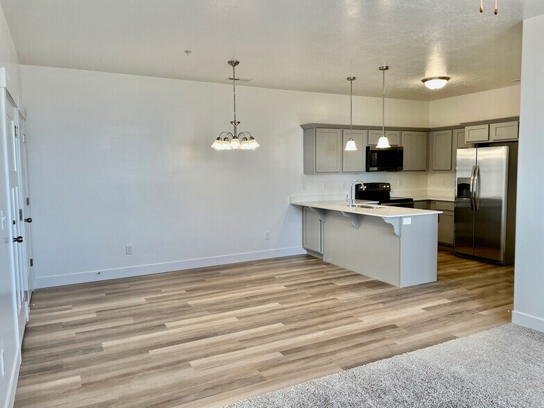 Building Photo - 641 N 380 W