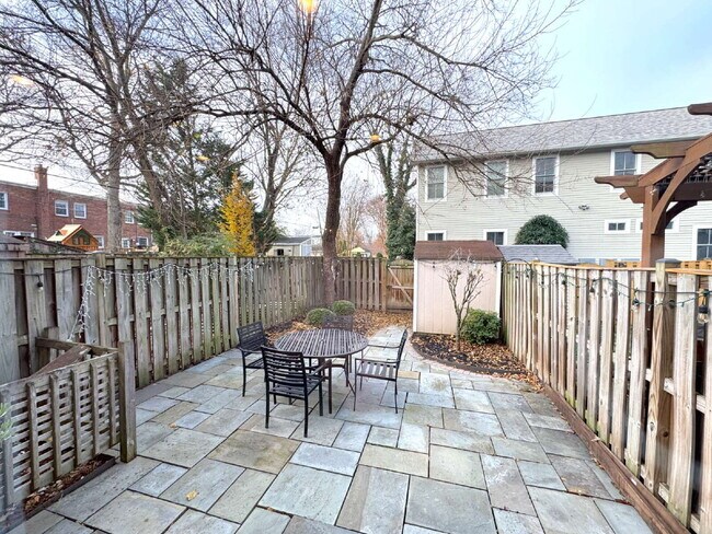 Building Photo - Premier Del Ray Townhome: Steps from The Avenue