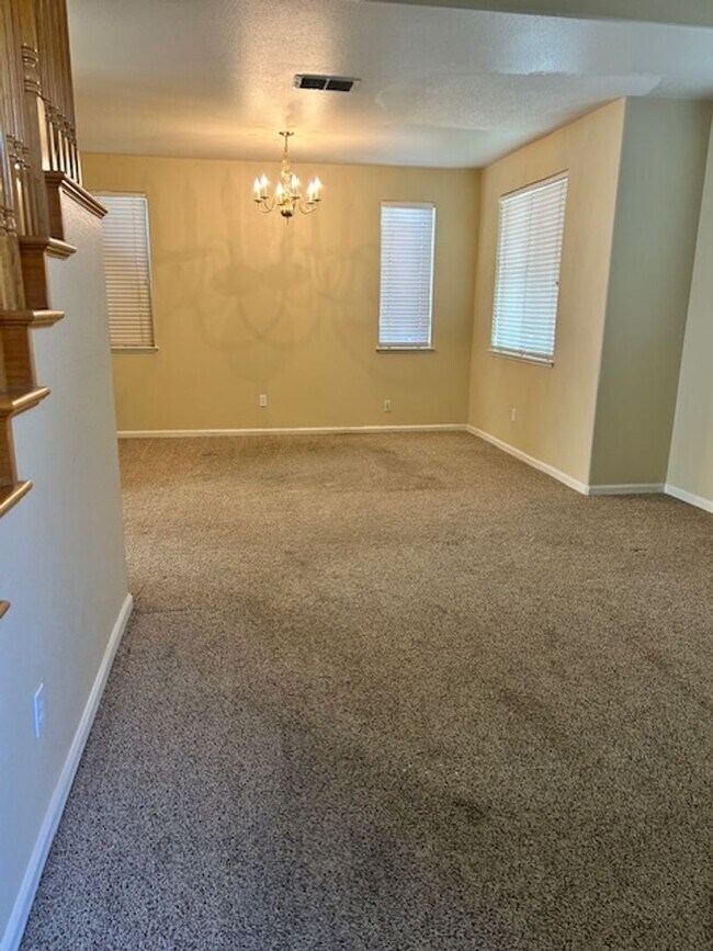 Building Photo - Spacious 4 bedroom, 2.5 Bathroom Available...