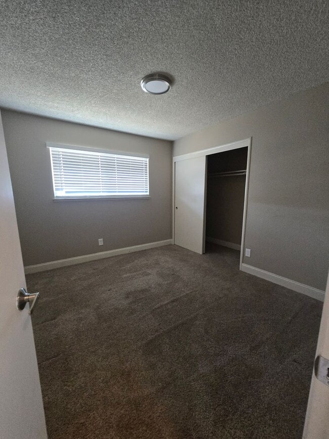 Building Photo - 3 BR 2 BA Available Now