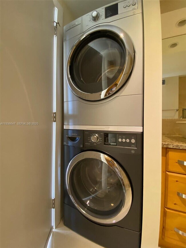 Building Photo - 1901 Brickell Ave