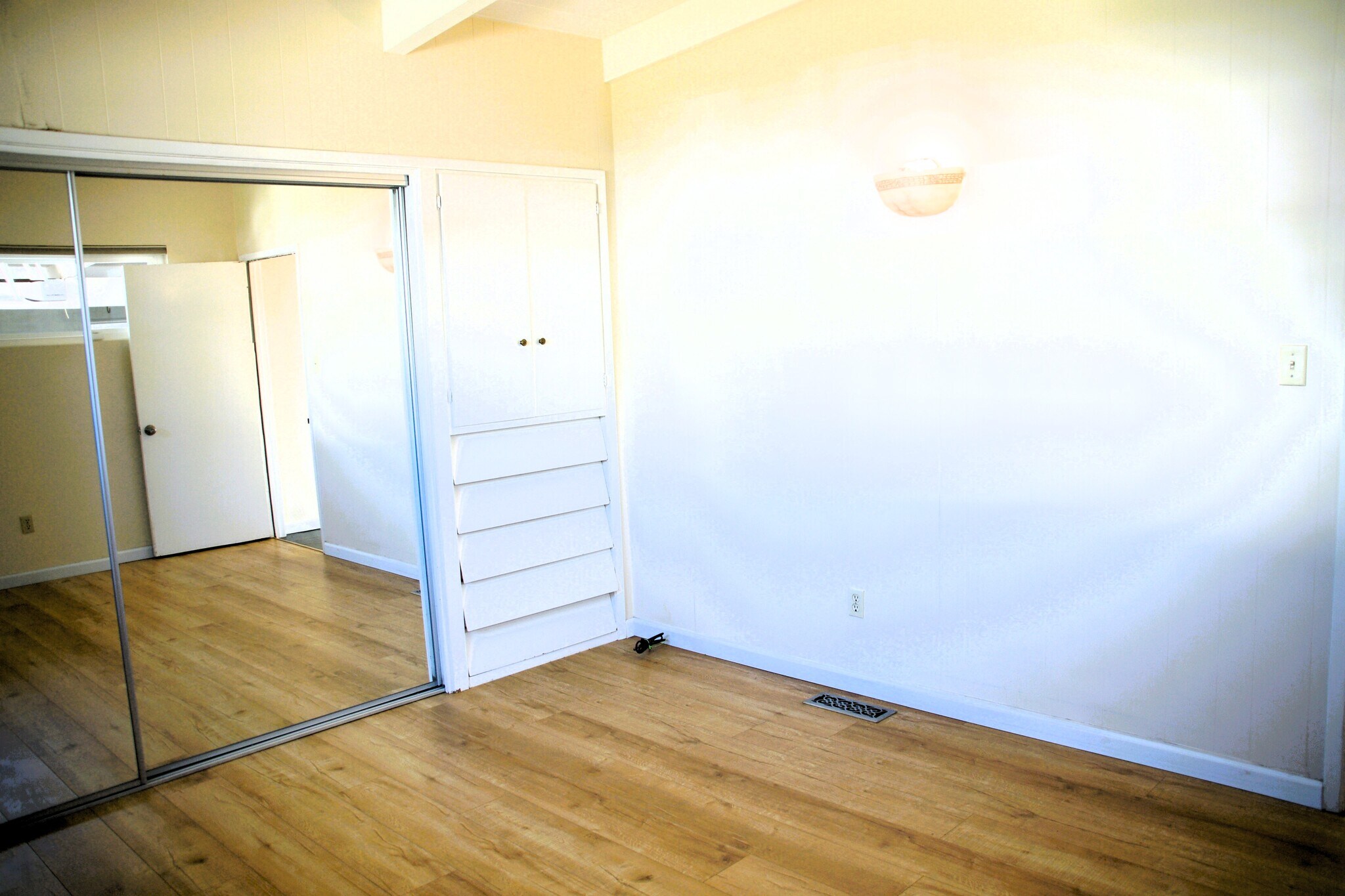 Building Photo - 220 Shoreview Dr