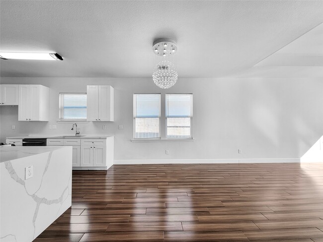 Building Photo - 8135 Chateau St