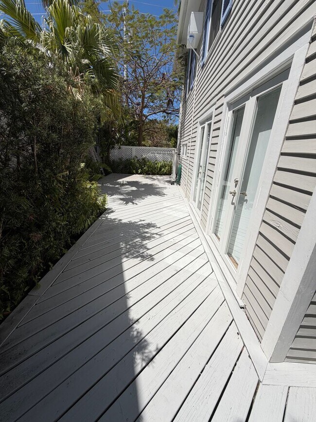 Building Photo - 1211 Varela St