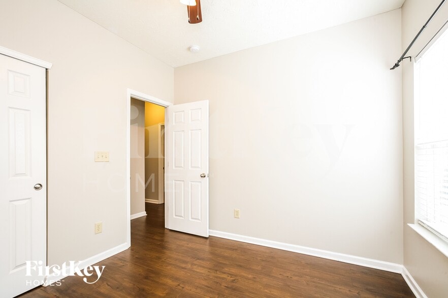 Building Photo - 1301 Greenbriar Wy