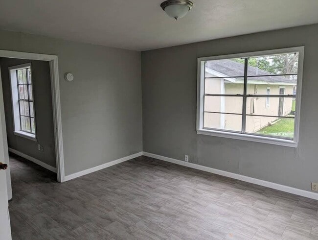 Building Photo - 327 Primrose Rd
