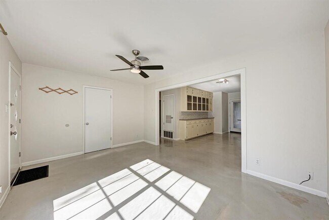 Building Photo - 2508 East Side Dr