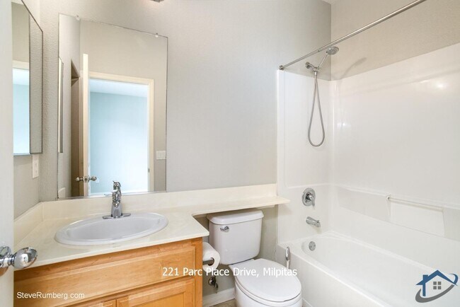 Building Photo - 221 Parc Pl Dr