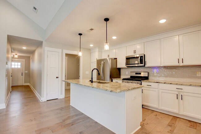 Building Photo - Fresh and Clean 3 bed/2 bath minutes from Exit 8.  Show Stopper!