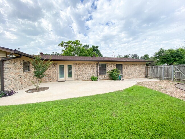 Building Photo - 610 Creek Dr