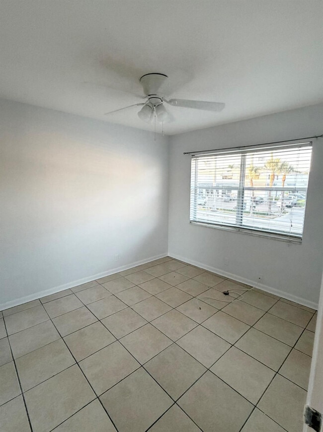 Building Photo - 520 NE 7th Ave