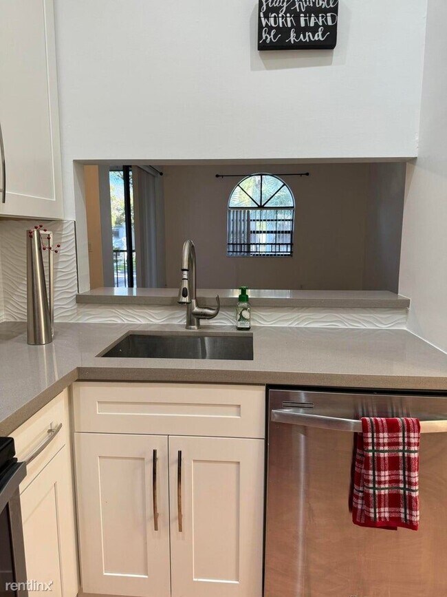 Building Photo - 3 br, 2 bath House - 5438 Verona Dr Apt I