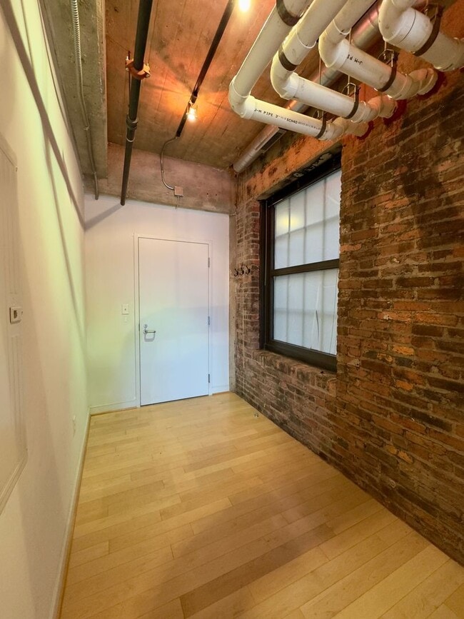 Building Photo - Stunning Industrial-Contemporary One Bedroom Condo- Parking included!