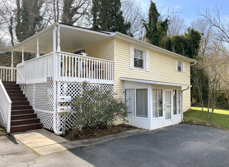 Building Photo - 353 Hillside St