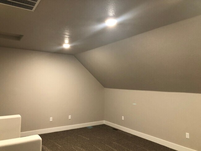 Building Photo - 4 Bedroom 2.5 Bathroom Townhome