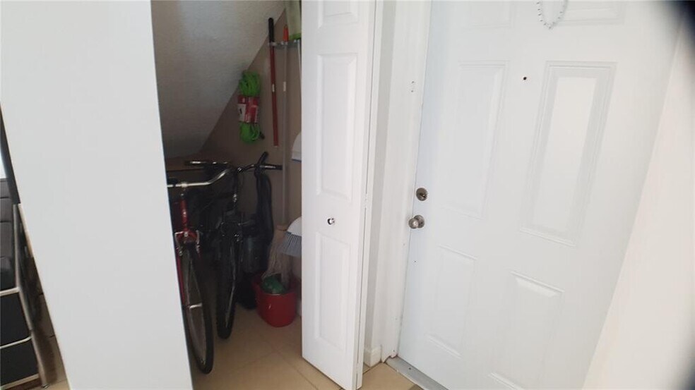 Building Photo - 7640 Westwood Dr