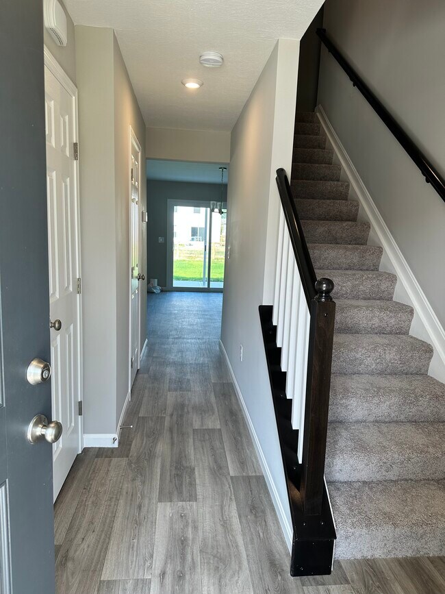 Building Photo - 3400 Fieldview Dr