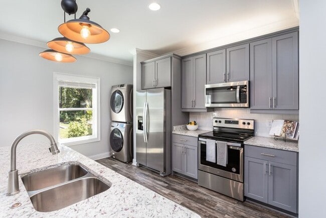 Building Photo - College Oaks