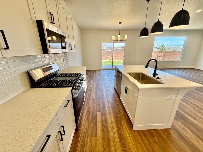 Building Photo - BRAND NEW Four Bedroom Townhome in Desert ...