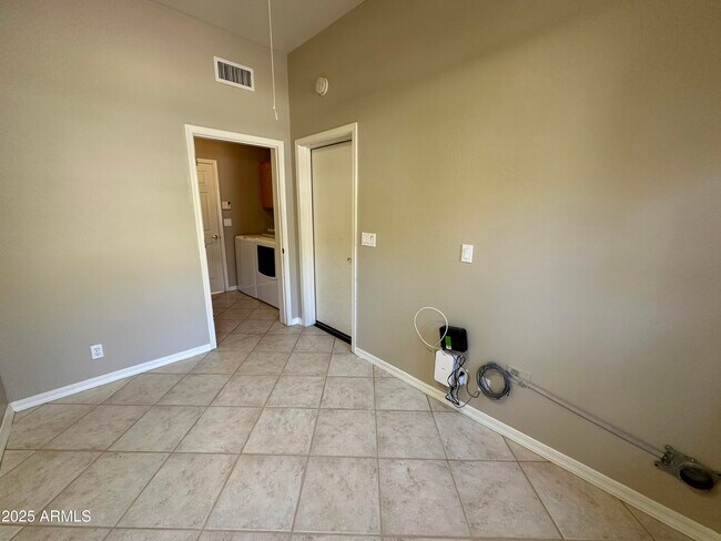 Building Photo - 2053 E Clubhouse Dr