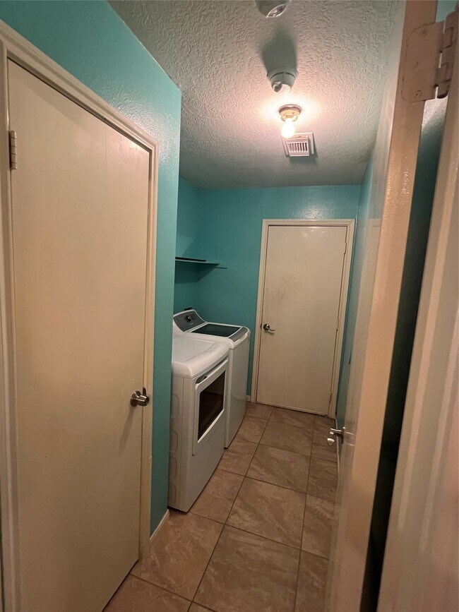 Building Photo - 22814 Tree House Ln