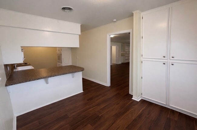 Building Photo - 205 E Crestmont Dr