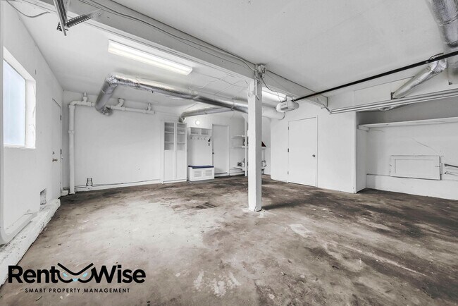 Building Photo - 315 Crestmont Dr