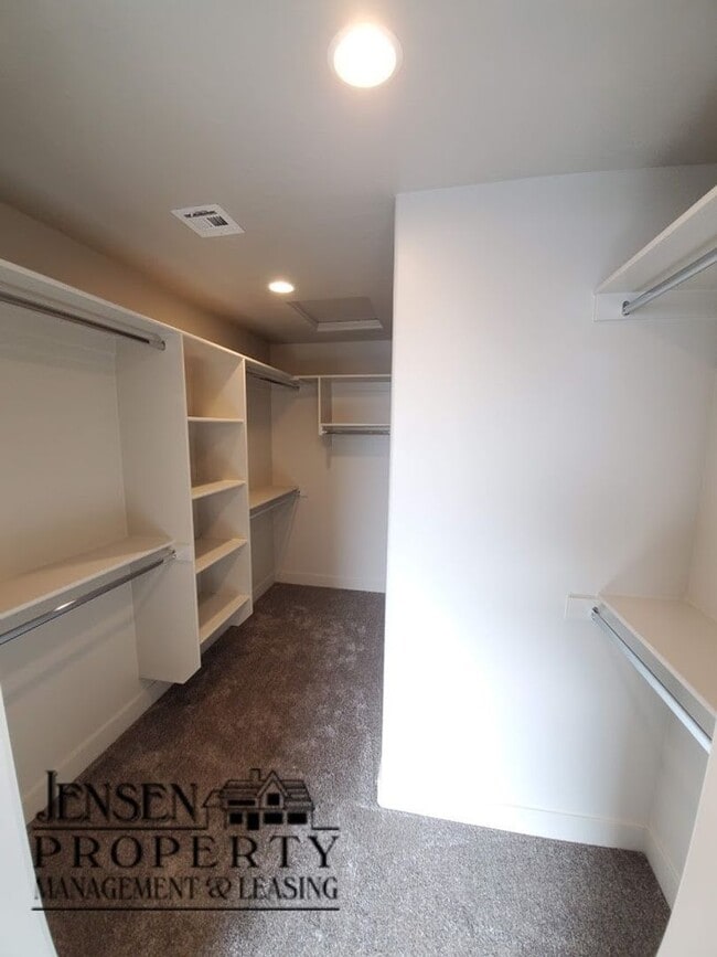 Building Photo - Red Mountain Vista Town Home, End Unit