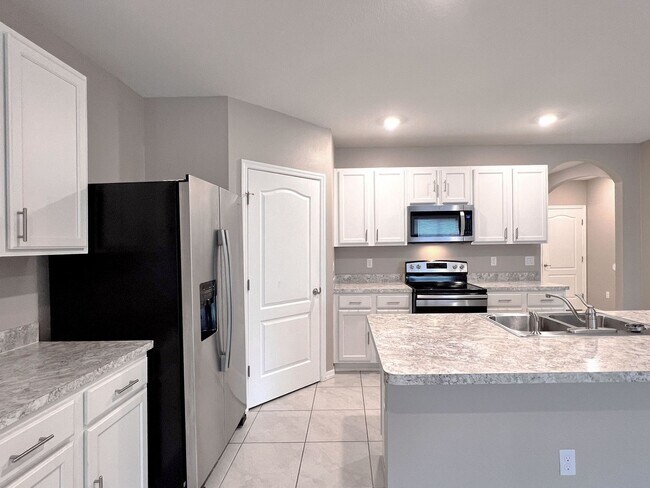 Building Photo - Four-Bedroom Home Near Lake Hartridge