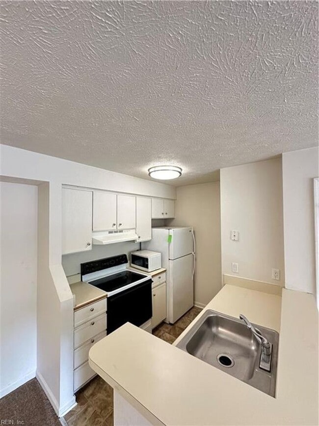 Building Photo - Hampton Club