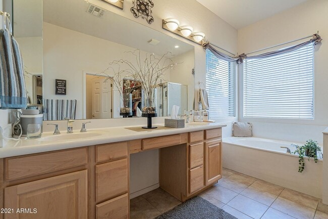 Building Photo - Charming single level 4 Bed home in Peoria !!