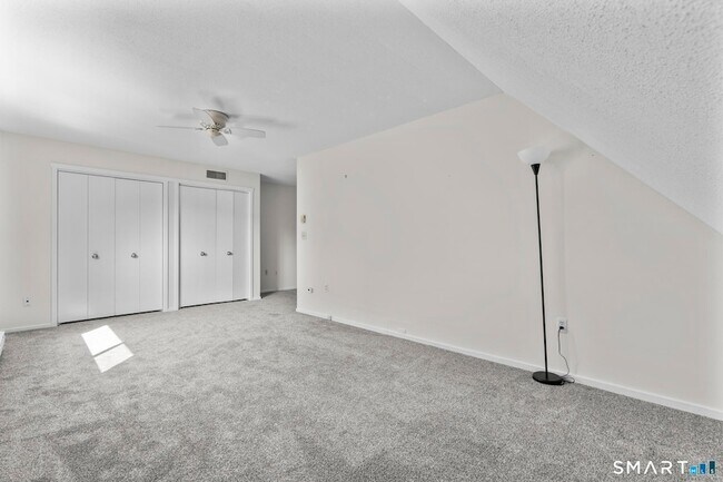 Building Photo - 43 Great Meadow Ln