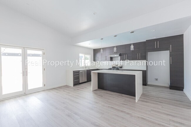 Building Photo - Pool and high ceilings, fully refurbished.