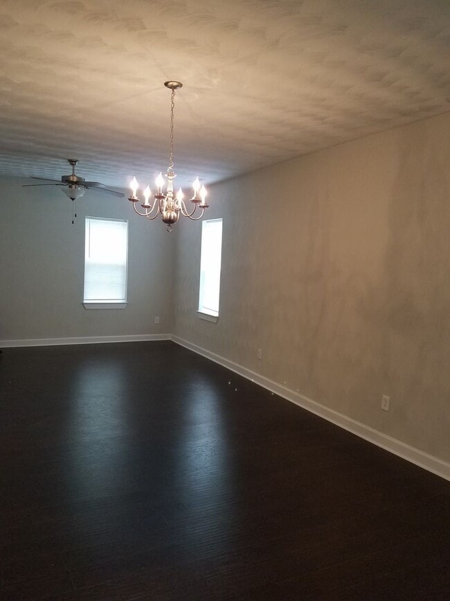 Building Photo - Spacious 4 Bedroom 3.5 Bath