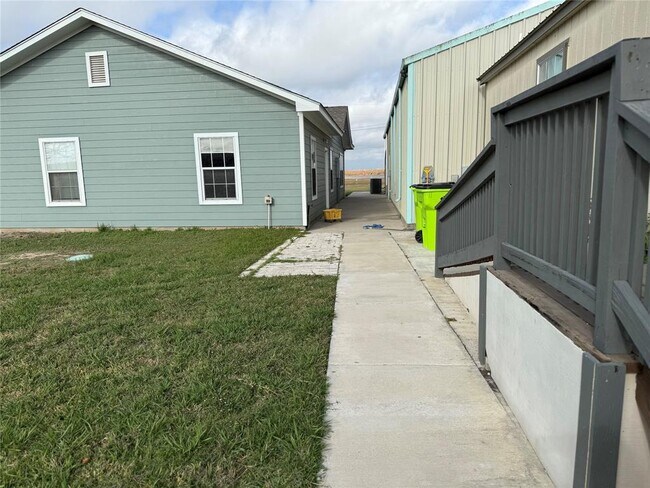 Building Photo - 14405-14405 FM973