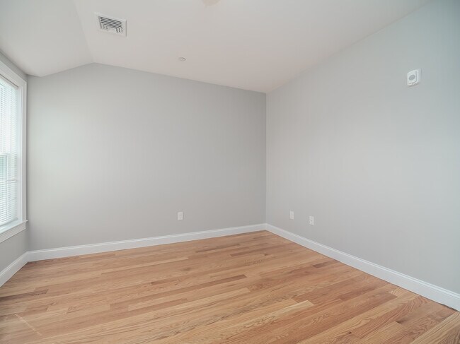 Building Photo - 7 Lowell St