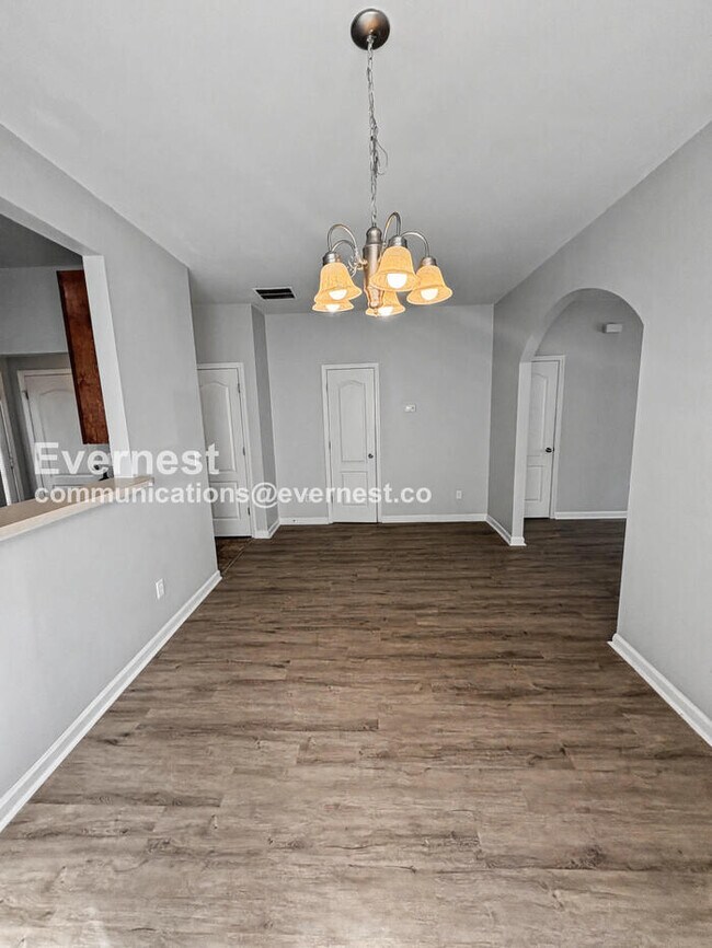 Building Photo - 3 Bed, 2.5 Bath Home with Off-Street Parking / Pet-Friendly / Available Now!