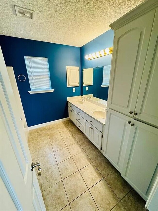 Building Photo - 312 Maple St