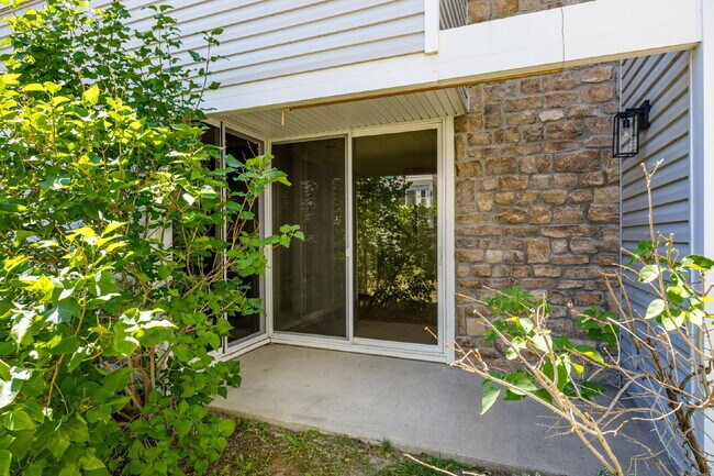 Building Photo - Updated and Stylish 1BDR/1BTH in the Eleve...
