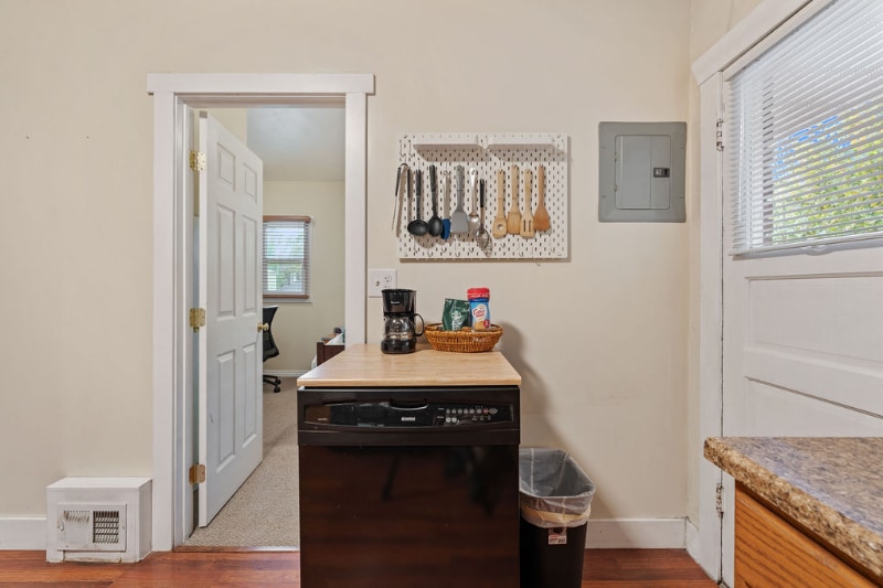 Building Photo - 1086 S Lk St