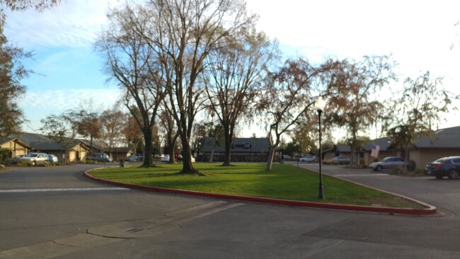 Building Photo - Nice condo located in the Sierra North Vil...