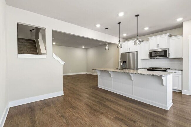 Building Photo - Craftsman 3BD Townhome Near Downtown Greenville | Garage + Granite Kitchen