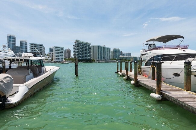 Building Photo - 900 Bay Dr